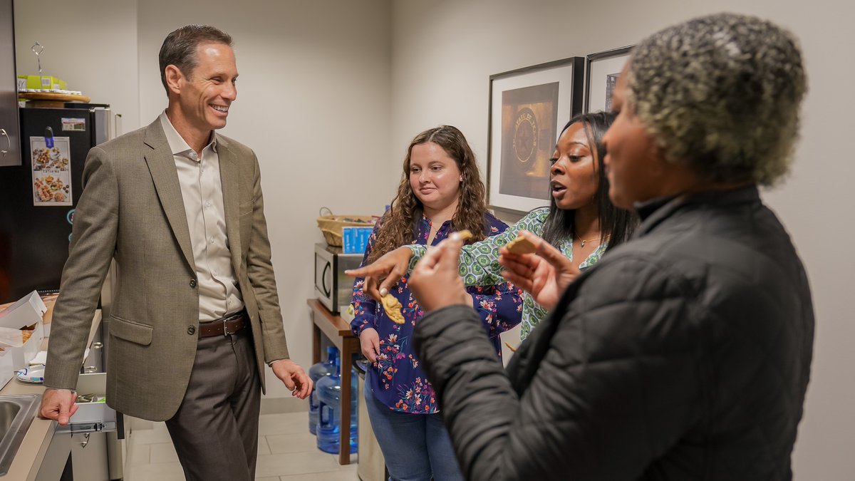 NathanForTexas's tweet photo. Another successful #CommunityOfficeHours in the books!
Thank you to everyone who popped by to say hello and share your thoughts, feelings, and concerns. #TXLege #SD16 https://t.co/OMWJIcL3Da