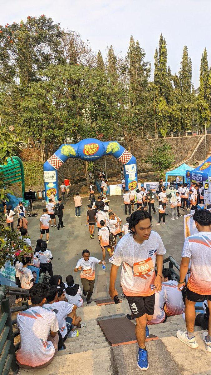 UGM_FESS's tweet photo. ugm_fess Kalau belum siap ngadain event buat umum mending dipikir pikir lagi deh. sekelas event bem univ masa bikin event kaya gini. dari awal ambil racepack aja no BIB belum siap, bahkan sampai selesai race pun masa gaada katogeri cowo dan cewe. sender liat pelari cewe  (cont..) https://t.co/MAXtGSAFhK