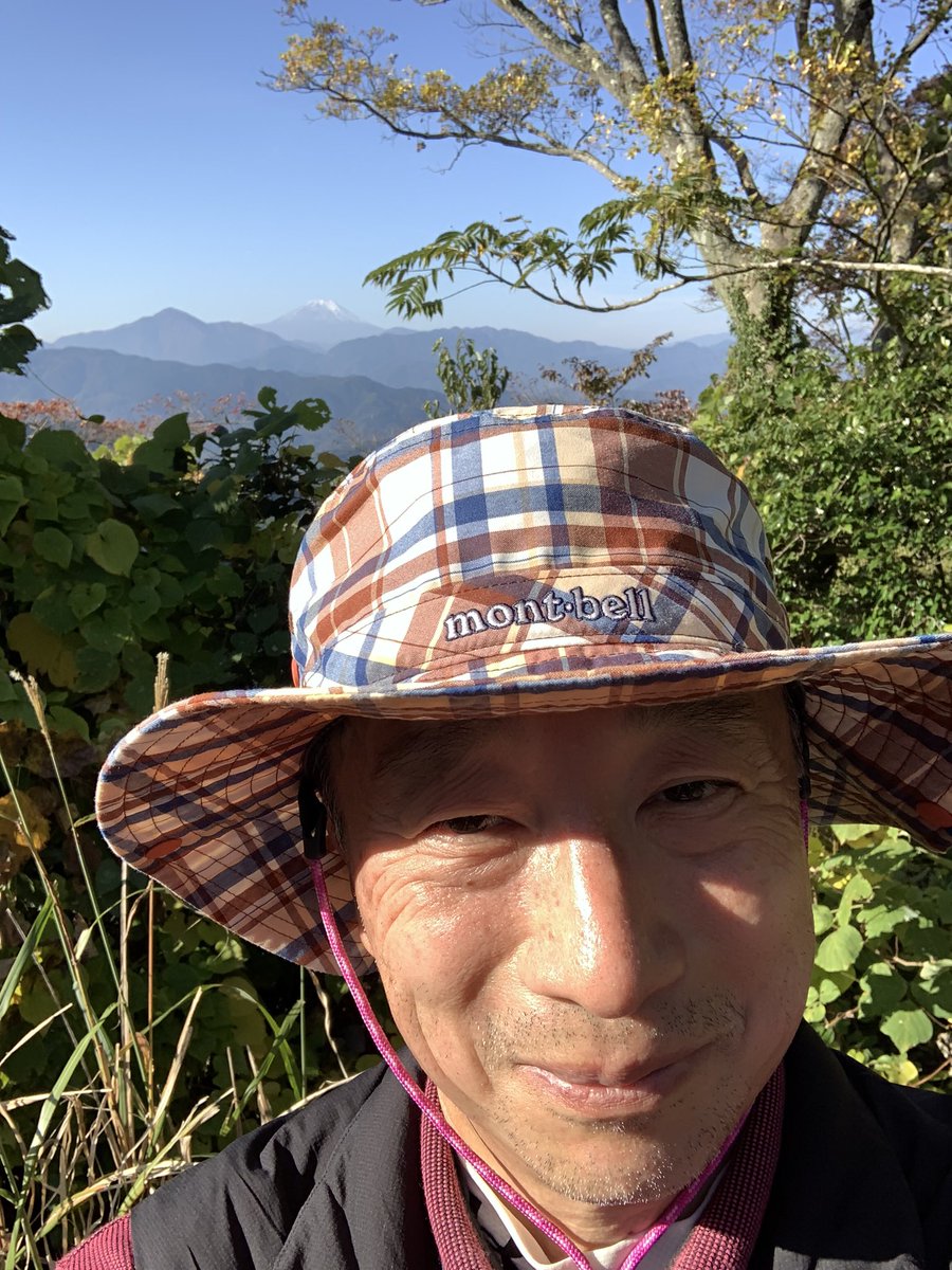 NaoyaAkai's tweet photo. 11月になったというのに夏日の日もあるなんて変な気候の昨今ですが、まあでもあの酷暑の真夏を思えば、格段に過ごしやすい季節になりました🍂　富士山も顔見せてくれてありがとー🌋

#高尾山
#富士山
#爽やかな秋 https://t.co/lf87djQAWz