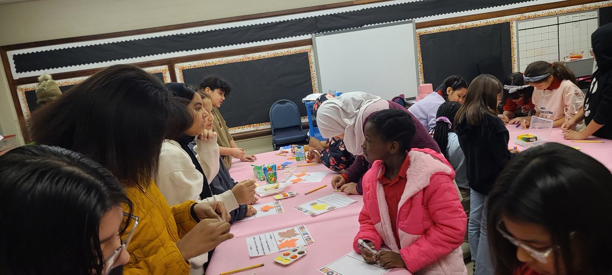 SayitSavoy's tweet image. Late post! The P.E.A.R.L.S have been working! They kicked off the year with a 🐢 awesome surprise for teachers for October and started the month with gratitude notes to staff! They #understoodtheassignment #standingroomonly #mentoring @JLB_counseling @HISD_ACC #mygirls