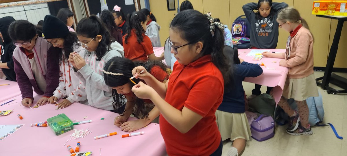 SayitSavoy's tweet image. Late post! The P.E.A.R.L.S have been working! They kicked off the year with a 🐢 awesome surprise for teachers for October and started the month with gratitude notes to staff! They #understoodtheassignment #standingroomonly #mentoring @JLB_counseling @HISD_ACC #mygirls