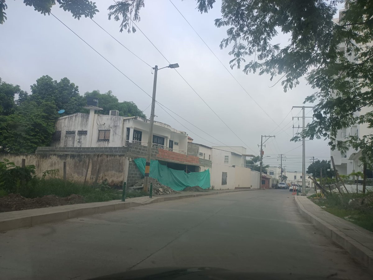 La invasión en el barrio la castellana del conjunto el cortijo ya superó el nivel los vecinos toman como patio trasero y para locales comerciales, el lote  que es para un parque y espacio públicos hace 3 años estamos esperando a <a href="/kerguelenhugo/">Hugo F. Kerguelen G.</a>  y <a href="/monterialcaldia/">Alcaldía de Montería</a>  y nada .