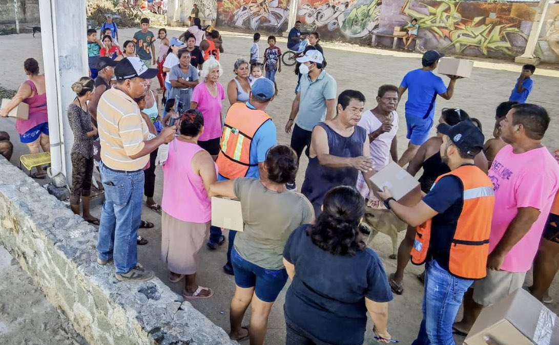 richastudillo's tweet image. En mis recorridos que estoy realizando por el #Distrito7 puedo constatar que no hay palabras para describir lo que le sucedió a #Acapulco, pero sí hay palabras para enfrentar lo que estamos viviendo: unidad, solidaridad y resiliencia.
#ÁnimoAcapulco 🫂
#AcapulcoNecesitaDeTodos 🤝🏼