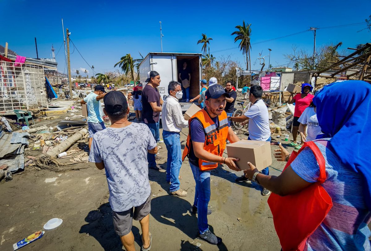 richastudillo's tweet image. En mis recorridos que estoy realizando por el #Distrito7 puedo constatar que no hay palabras para describir lo que le sucedió a #Acapulco, pero sí hay palabras para enfrentar lo que estamos viviendo: unidad, solidaridad y resiliencia.
#ÁnimoAcapulco 🫂
#AcapulcoNecesitaDeTodos 🤝🏼