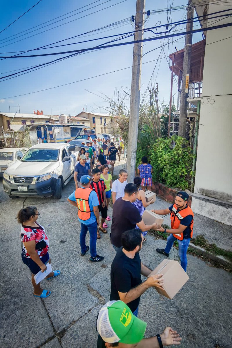 richastudillo's tweet image. En mis recorridos que estoy realizando por el #Distrito7 puedo constatar que no hay palabras para describir lo que le sucedió a #Acapulco, pero sí hay palabras para enfrentar lo que estamos viviendo: unidad, solidaridad y resiliencia.
#ÁnimoAcapulco 🫂
#AcapulcoNecesitaDeTodos 🤝🏼