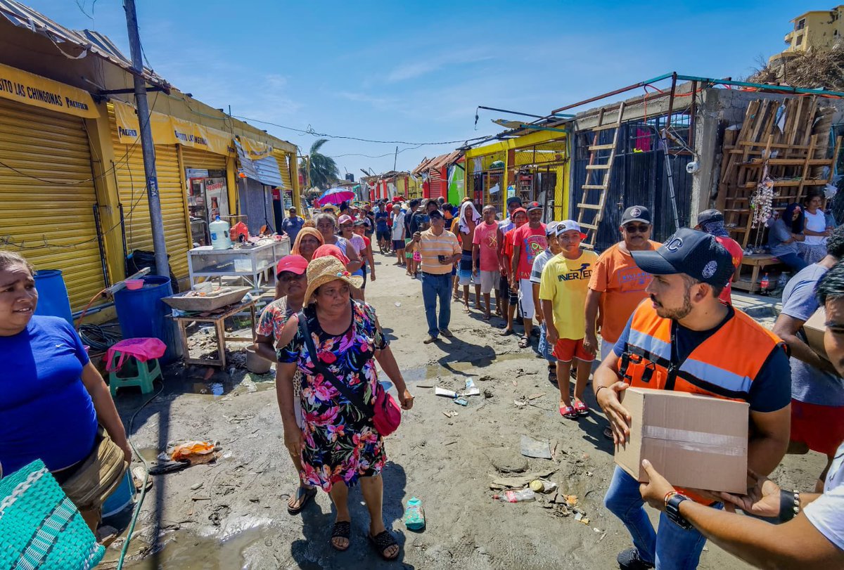 richastudillo's tweet image. En mis recorridos que estoy realizando por el #Distrito7 puedo constatar que no hay palabras para describir lo que le sucedió a #Acapulco, pero sí hay palabras para enfrentar lo que estamos viviendo: unidad, solidaridad y resiliencia.
#ÁnimoAcapulco 🫂
#AcapulcoNecesitaDeTodos 🤝🏼