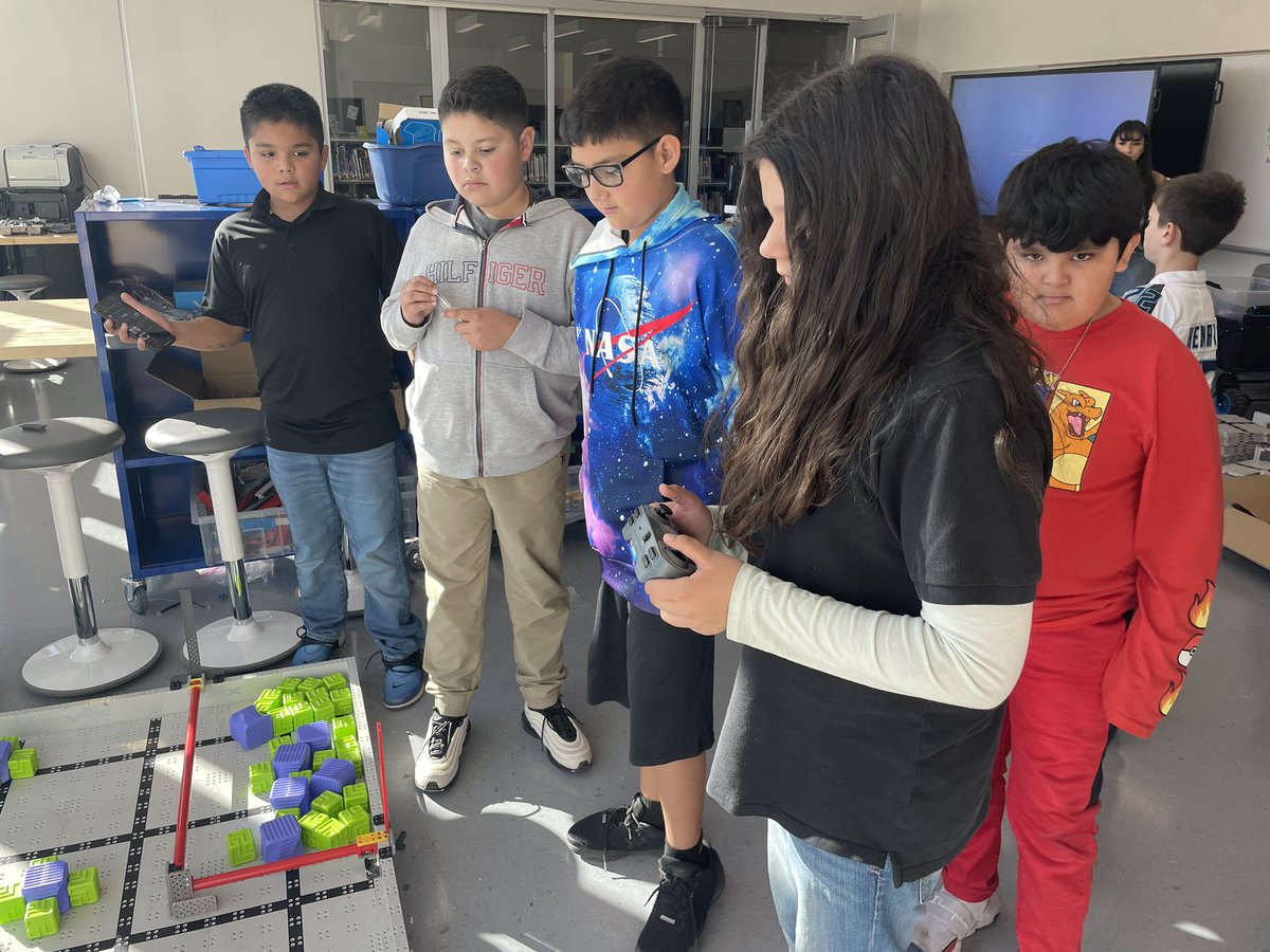 VRenteria_ITT's tweet image. When the room is quiet as we practice for this Saturday’s @VEXRobotics bracket tournament. Our @Scotsdale_YISD Cadet Synths are in the zone for tomorrow’s competition. #vexrobotics #CadetsExcel