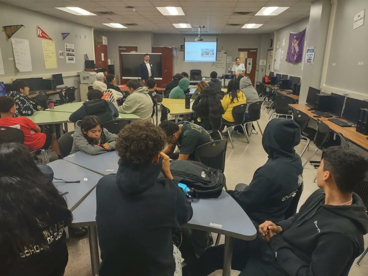 leevols_cte's tweet image. 🏦 Broadway Bank had a fantastic time today presenting a valuable lesson on budgeting as a part of the P-TECH Bridge Program at Edison P-TECH School of Business! 💰 It was a pleasure sharing financial wisdom with the students. 📚🌟 #FinancialEducation #PTECHBridgeProgram #Budge