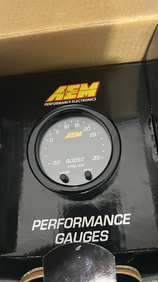 m0bman's tweet photo. Asi se ven 220usd plus shipping en una cajita #AEM #AEMelectronics #boostgauge #evo8 https://t.co/LoMA5fSKI3