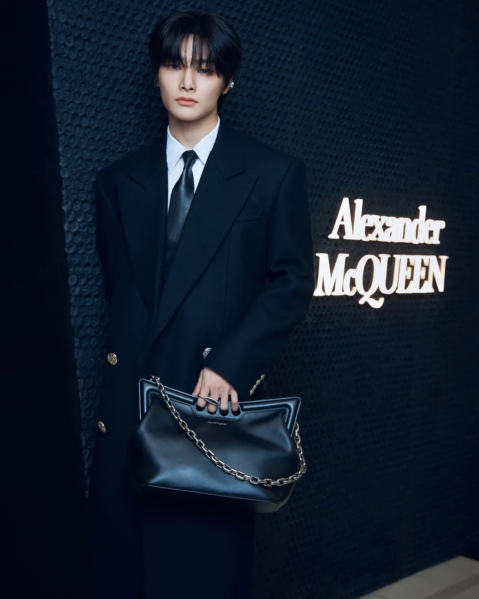 kbgcharts's tweet photo. According to Vogue Japan, #I_N from #StrayKids is the brand ambassador for Alexander McQueen https://t.co/pb8Suu215x