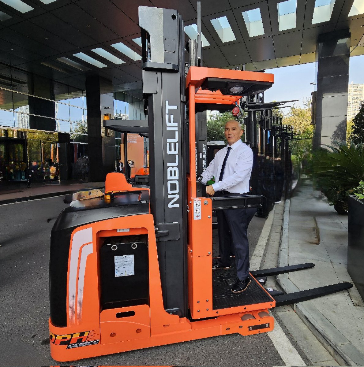 DonofNoblelift's tweet image. Order Picking has never been easier when you have quality equipment you can rely on and afford. 

Check out the OPH 2600lbs and from 177-236&quot;. 

&quot;Why choose between price and quality, when you can have BOTH&quot;

#noblelift #orderpicker #forklifts #materialhandlingequipment