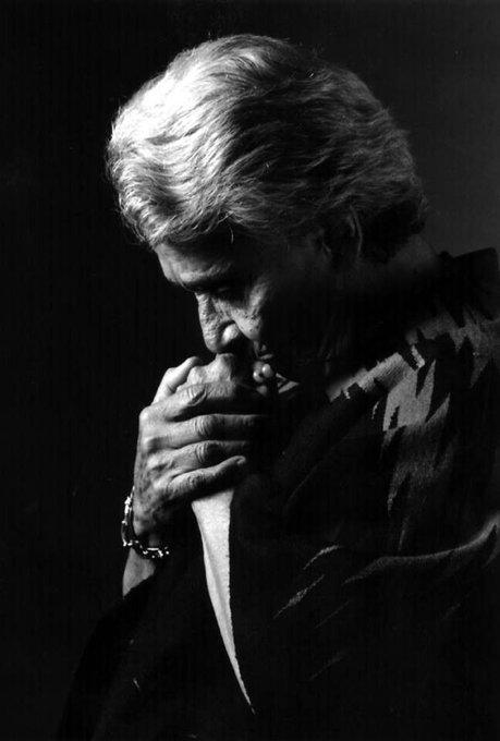 "Ama sin medida, sin límite, sin complejo, sin permiso, sin coraje, sin consejo, sin duda, sin precio, sin cura, sin nada. No tengas miedo de amar, verterás lágrimas con amor o sin él". 
Chavela Vargas