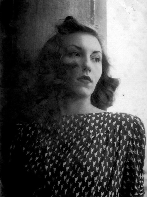 literlandweb1's tweet photo. "No me hagan ser lo que no soy, no me inviten a ser igual, porque sinceramente soy diferente. No sé amar por la mitad, no sé vivir de mentira, no sé volar con los pies en la tierra”. 
Clarice Lispector https://t.co/fOulT4aNYR