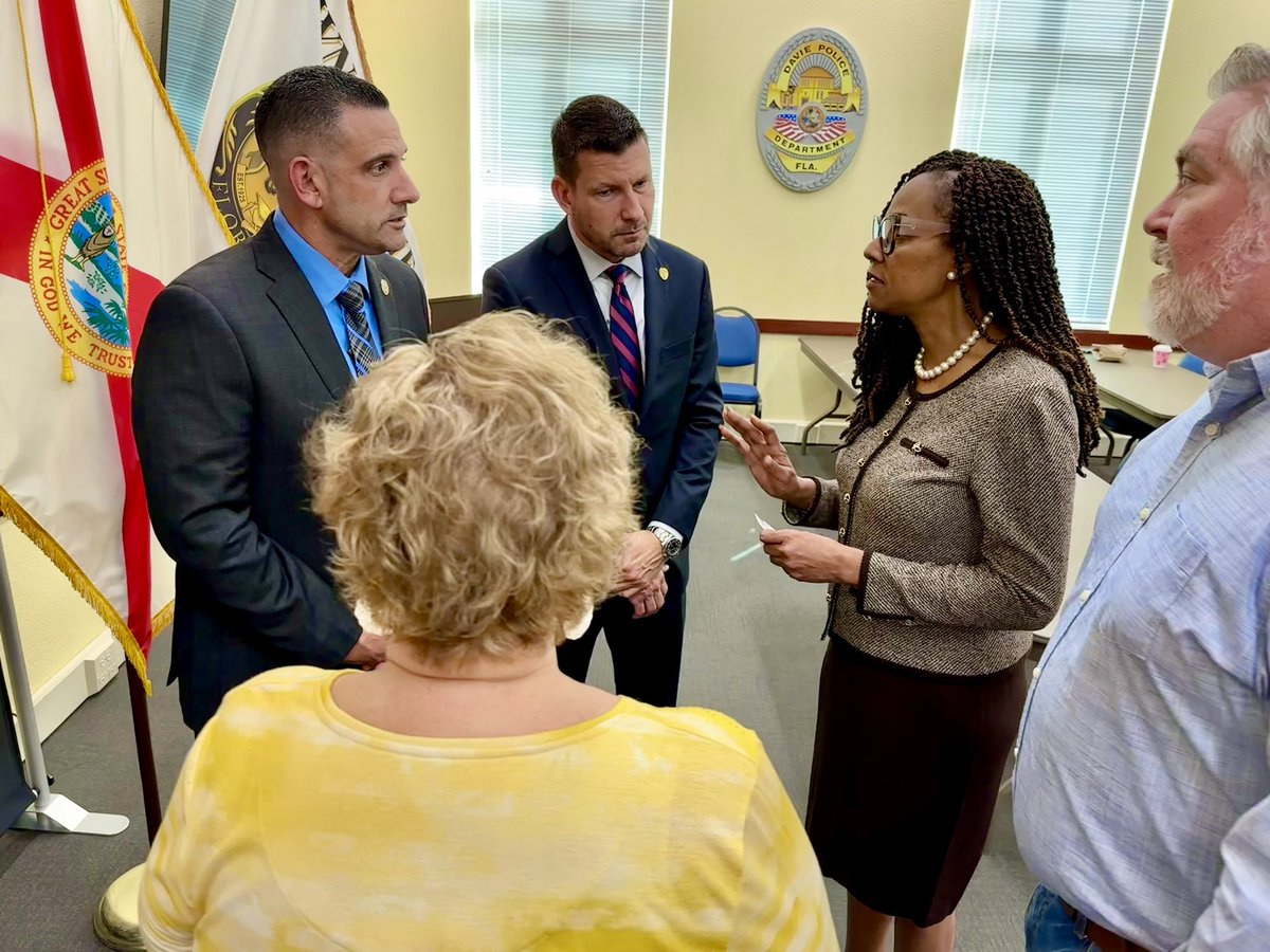 MiamiDade_SO's tweet photo. Members of our Homicide Bureau Cold Case Squad joined @SenatorOsgood, Homicide detectives from local police departments and family members of cold case victims to discuss the Decker Backmann Act. The families and the victims of cold cases will never be forgotten. https://t.co/rguqWVV3cD