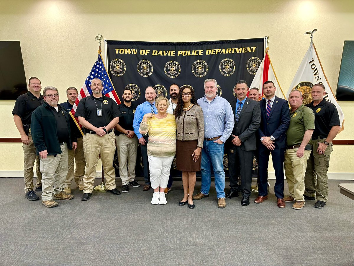 MiamiDade_SO's tweet photo. Members of our Homicide Bureau Cold Case Squad joined @SenatorOsgood, Homicide detectives from local police departments and family members of cold case victims to discuss the Decker Backmann Act. The families and the victims of cold cases will never be forgotten. https://t.co/rguqWVV3cD