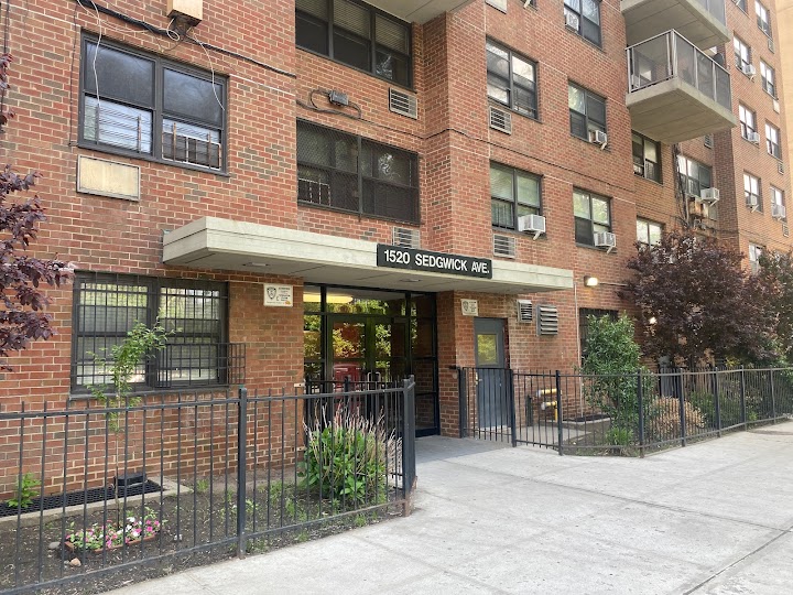 miss_lady_diva's tweet image. 1520 Sedgwick Ave. 🎤🎚️🎛️🎧🔥
#DJKoolHerc 
#HipHop50
#RockHall2023