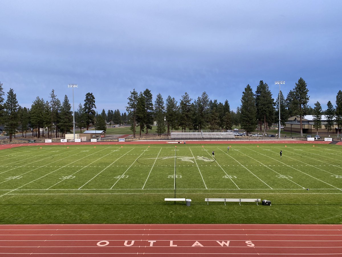 SistersFootball's tweet photo. Sisters getting ready to host Yamhill-Carlton tonight in Round 1 of the 3A Playoffs! #opreps #gooutlaws https://t.co/4H1glTxUk3