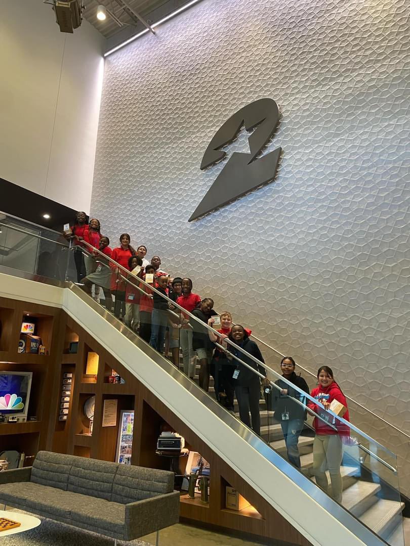 CoraThomasLCISD's tweet photo. The Thomas Tiger broadcast team visited KPRC News today to learn about broadcasting and all things related to news through a studio tour! #thomastigers #HearUsRoar https://t.co/WM32adM9hW