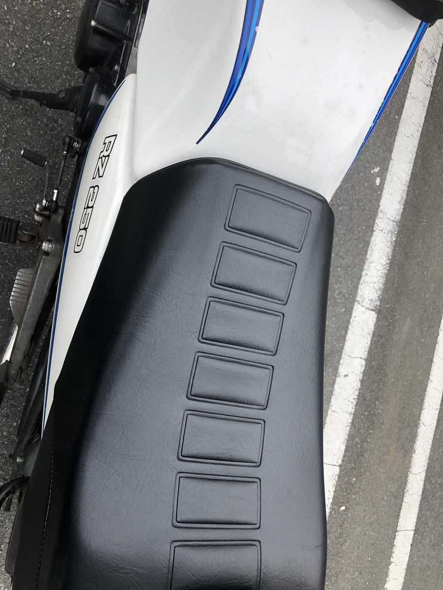 hossy0506's tweet photo. 20年前から所有しているRZ250が今朝盗難に合いました。
チェーンロック地球がけ✖️2、バイクカバー✖️2事盗まれました。
状態はシリンダー固着あり、右側チャンバーにクラック穴、ライトとマスターシリンダー無しになります。
被害届提出済み。
拡散お願いします。
#拡散希望RT 
#盗難 https://t.co/NngQ2XaUek