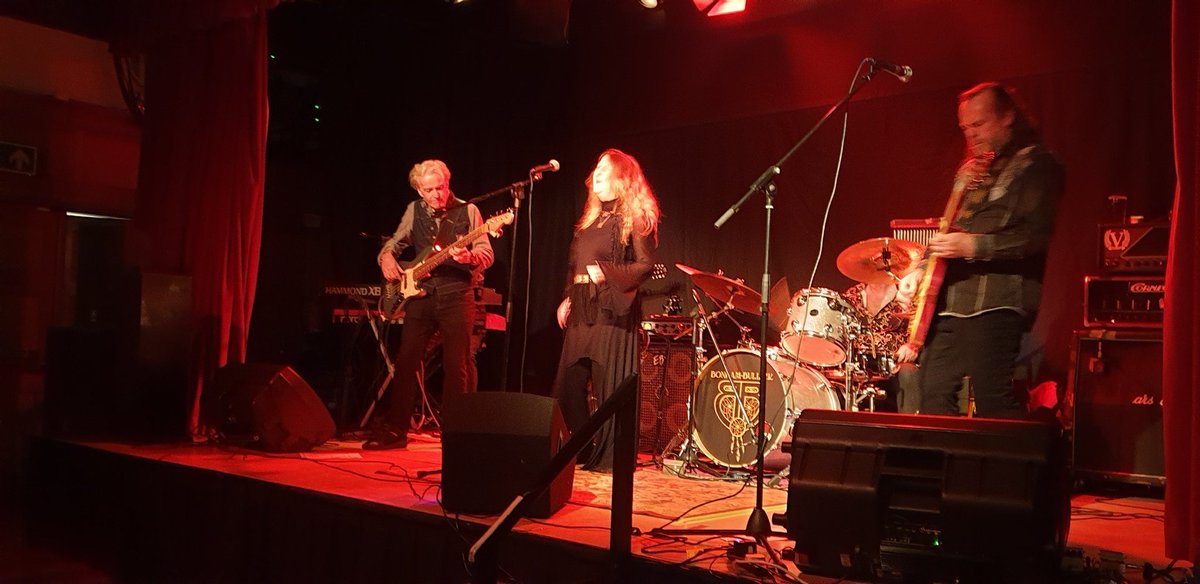 CommingThing's tweet image. Great gig tonight watching @deborahbonham in Hungerford. A truly exceptional performer. Great to meet her afterwards.