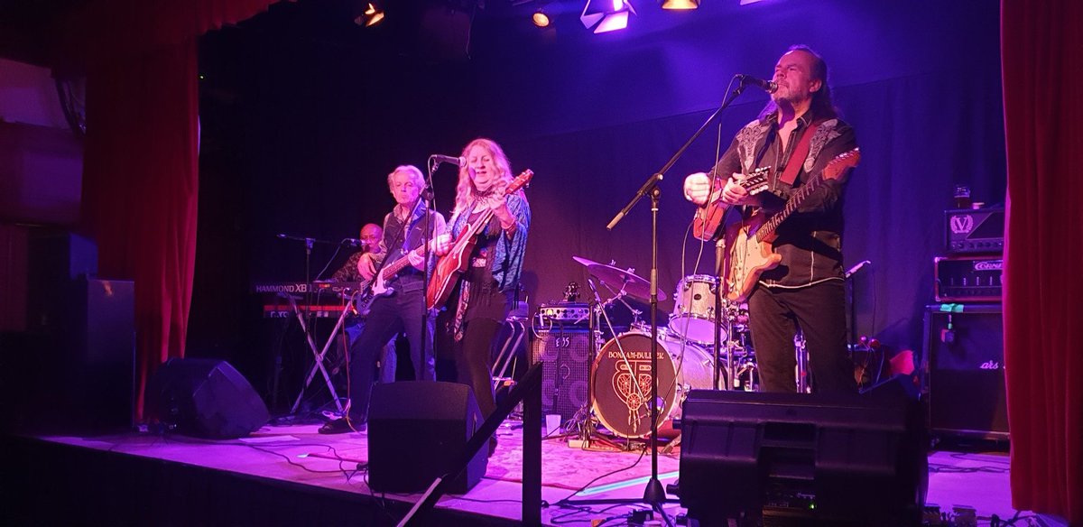 CommingThing's tweet image. Great gig tonight watching @deborahbonham in Hungerford. A truly exceptional performer. Great to meet her afterwards.