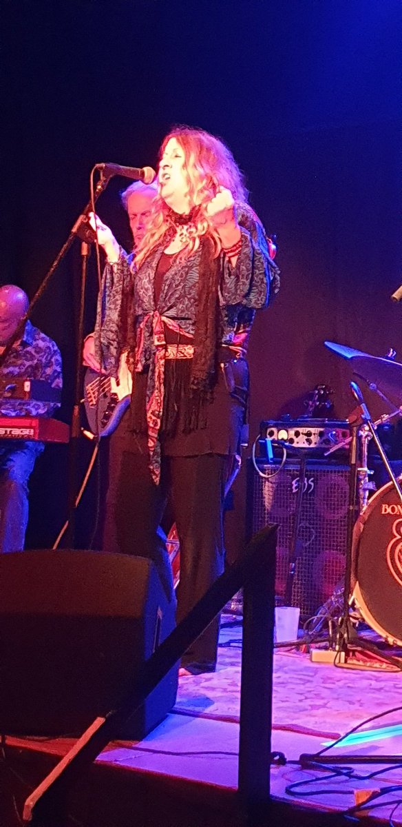 CommingThing's tweet image. Great gig tonight watching @deborahbonham in Hungerford. A truly exceptional performer. Great to meet her afterwards.