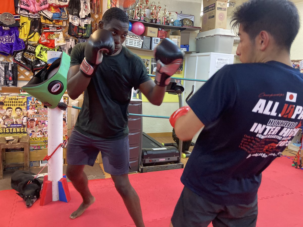 OSM21's tweet photo. 昨日、米兵会員の紹介で体験に来たあちこちで練習・試合歴のある中部基地の子から「エボリューションムエタイジムは、良い練習ができるって有名だよ」と言われてホクホクに嬉しかったりする☺️
#evolutionmuaythaigym https://t.co/DaN2PD8Gfc