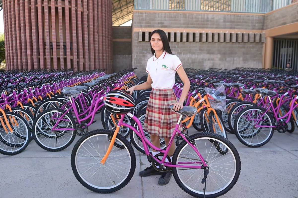 AlfonsoDurazo's tweet photo. Dotamos de bicicletas y cascos a los estudiantes de la colonia Altares en Hermosillo, con ello les brindamos un medio de transporte para llegar a la escuela. Reafirmo mi compromiso de fortalecer sus oportunidades educativas para las y los estudiantes sonorenses. https://t.co/AKoXAmbuVV