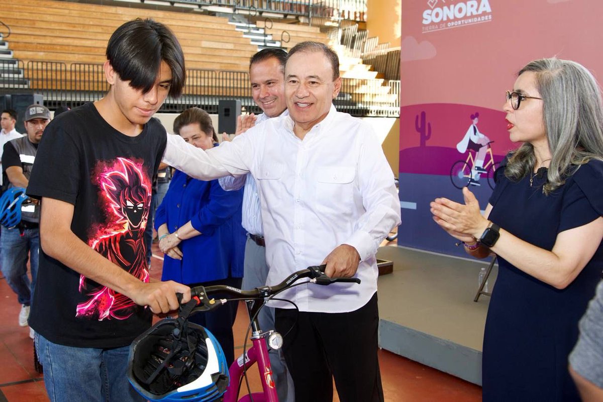 AlfonsoDurazo's tweet photo. Dotamos de bicicletas y cascos a los estudiantes de la colonia Altares en Hermosillo, con ello les brindamos un medio de transporte para llegar a la escuela. Reafirmo mi compromiso de fortalecer sus oportunidades educativas para las y los estudiantes sonorenses. https://t.co/AKoXAmbuVV