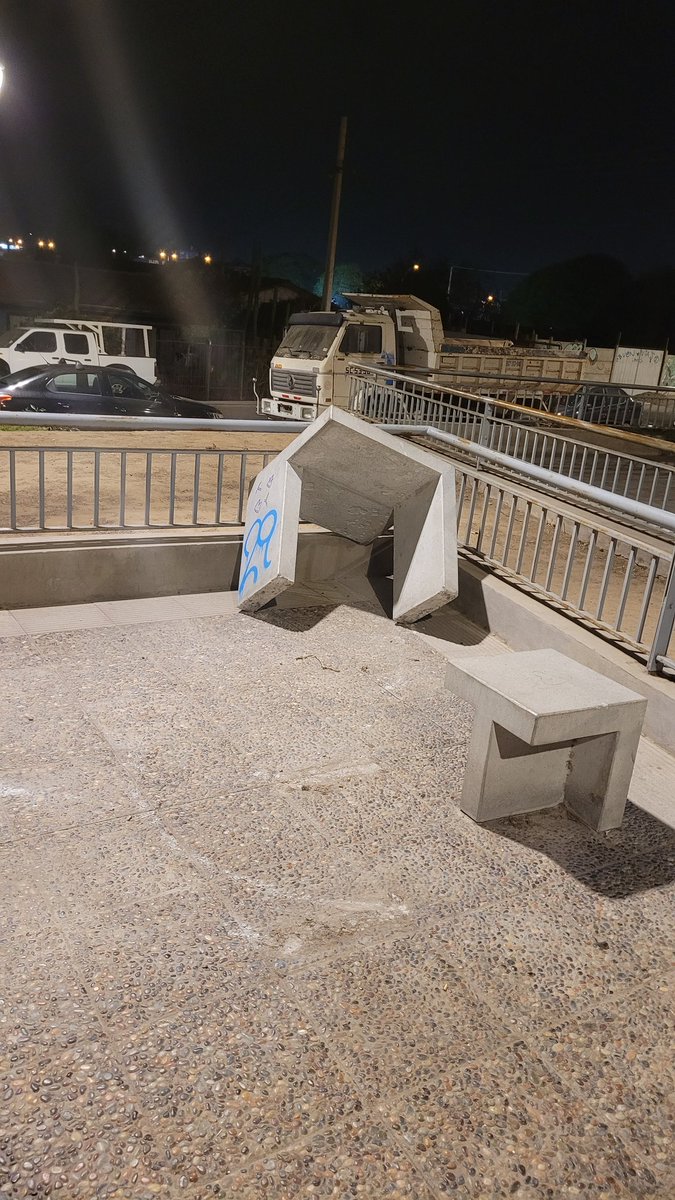 mbascunant's tweet photo. Las mesas de ajedrez del parque de larrain alcalde estan todas sueltas, muy peligroso si le cae encima a un niño. Favor fiscalizar https://t.co/L2k389FkSb