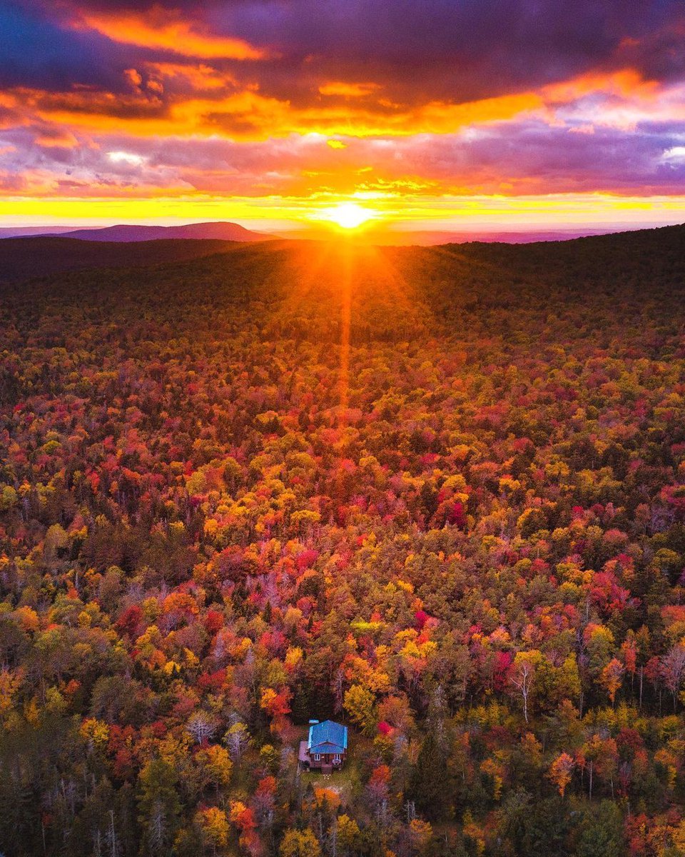 Good morning Vermont! 😍 📸 erubes1
#vermont #vermontlife #newengland #vt #vermonting #vermontbyvermonters #igers #vermontphotography #nature #stowe #newhampshire #thisisvt #vermontliving #burlingtonvt #vermontshots #fall #greenmountains #stowevermont #maine #travelvermont