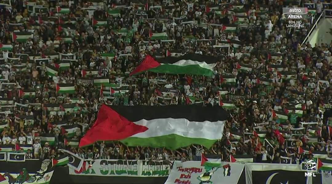PiangShankly's tweet photo. For our brothers &amp; sisters in Palestine 🇵🇸
Love &amp; Duas from Terengganu 🖤🤍

Semi Final Malaysia Cup:
Terengganu vs KL City https://t.co/7v25c7kbgB