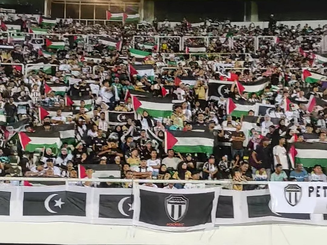 PiangShankly's tweet photo. For our brothers &amp; sisters in Palestine 🇵🇸
Love &amp; Duas from Terengganu 🖤🤍

Semi Final Malaysia Cup:
Terengganu vs KL City https://t.co/7v25c7kbgB