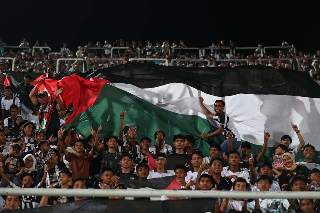 PiangShankly's tweet photo. For our brothers &amp; sisters in Palestine 🇵🇸
Love &amp; Duas from Terengganu 🖤🤍

Semi Final Malaysia Cup:
Terengganu vs KL City https://t.co/7v25c7kbgB