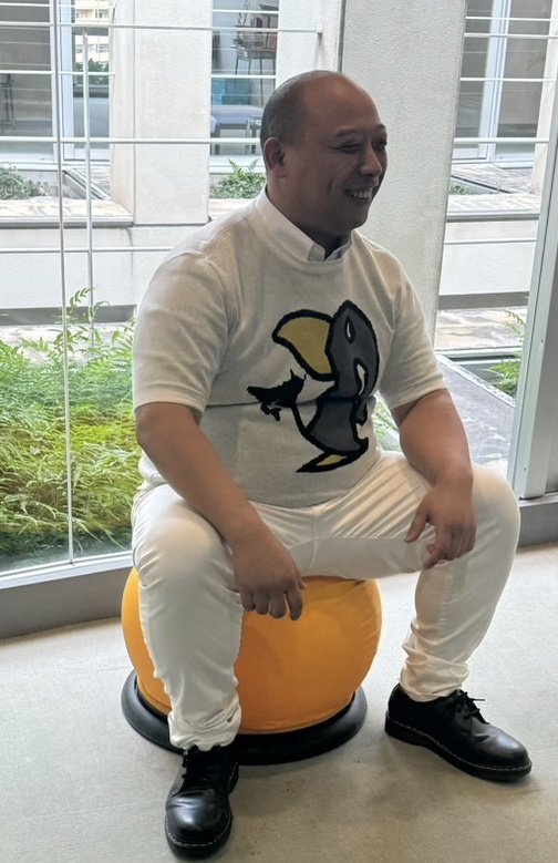 tom_mitio's tweet photo. 今日はありがたくグリーン席。

僕の席に座っていたから席を案内した外国の人と

喫煙所にいた「英語しゃべれるんですね。」と言ってくれた人、

2人ともごめんなさい

実はグリーン席の事をプライオリティーシートと言ってました。

まあ、外国の人も喫煙所の人も追いかけて頭ペシャンコにするけどね https://t.co/kk5ncVKLKv
