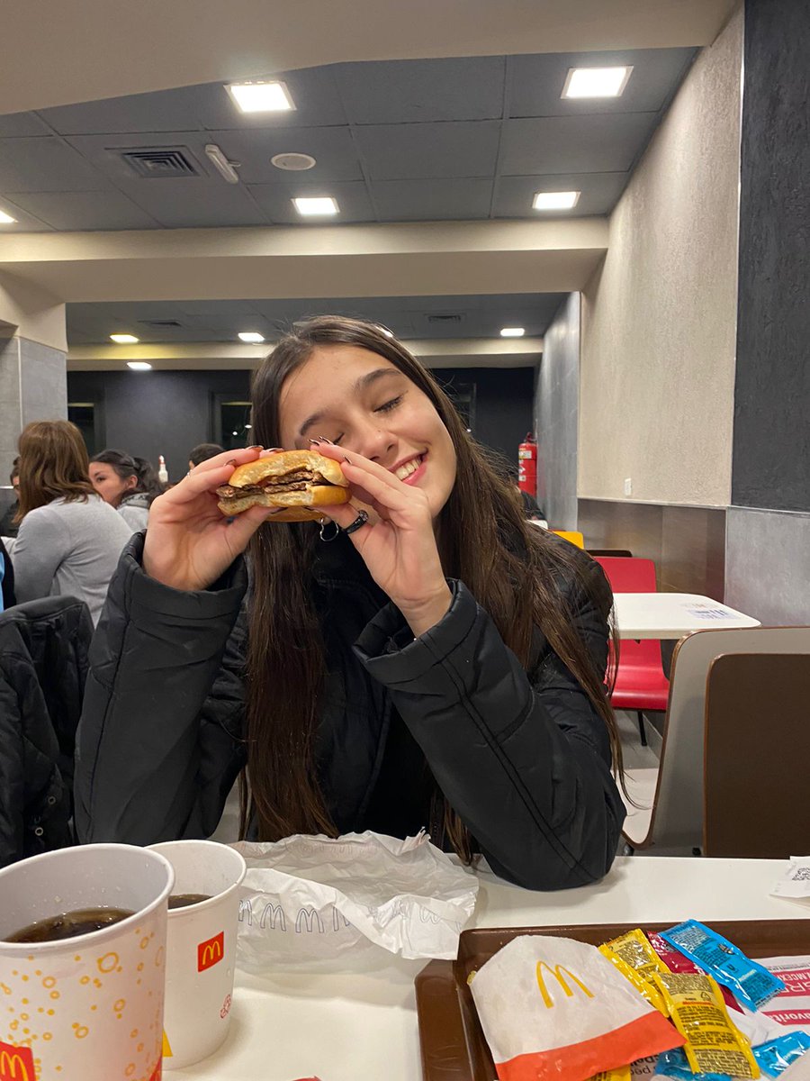 sofiimooreno's tweet photo. a ella le gusta el mac y a mi me gusta ella ❤️‍🩹 https://t.co/IAoASB5MHn