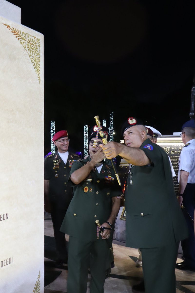 📌 #DeInterés || ¡Honor y gloria al genio militar de todos los tiempos, nuestro Libertador y Padre de la Patria Grande General en Jefe Simón Bolívar!, desde las adyacencias del Complejo Ministerial de la #FANB, se inauguró un nuevo monumento al hombre más relevante de nuestra