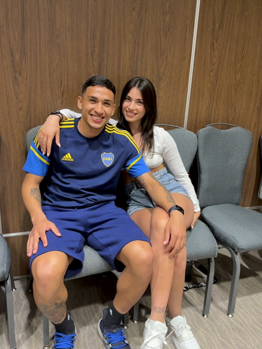 Kialunaa's tweet photo. cumpliendo un sueño😭💙💛 te amo con todo mi corazón! te admiro muchísimo . sos enorme ❤️ https://t.co/M0wUUlzVZo