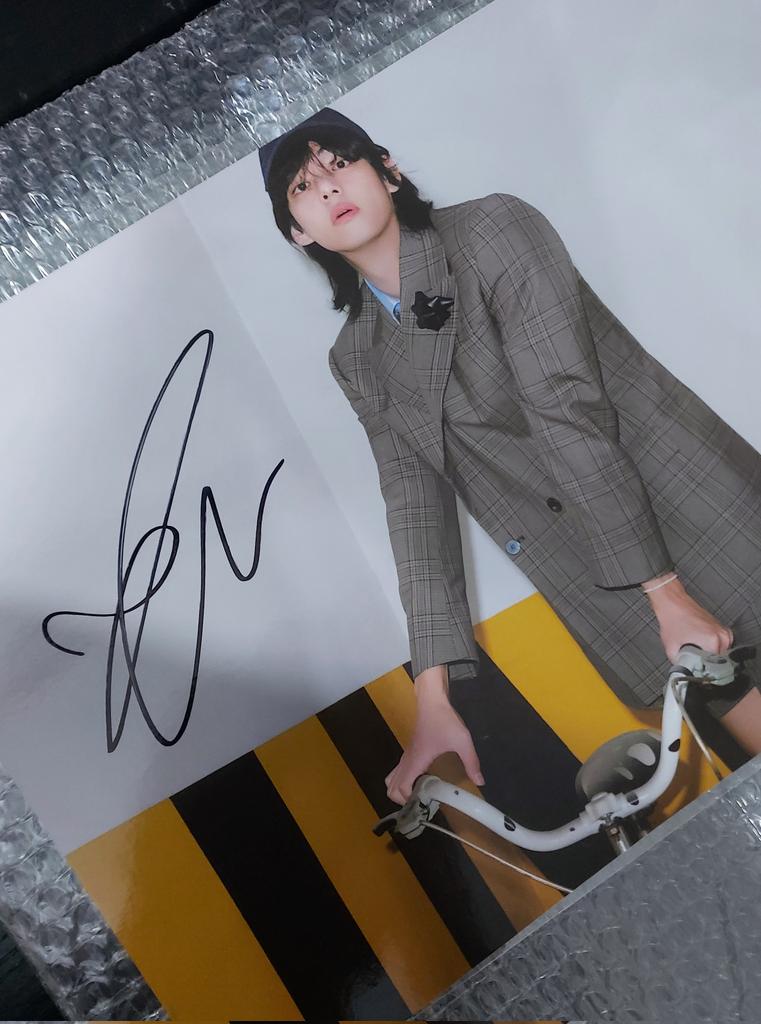 jmnchId's tweet image. YA TENGO EL POSTER DE TAE AUTOGRAFIADO 😭😭