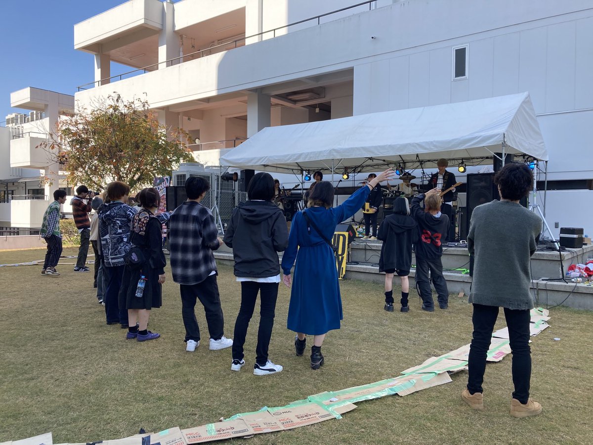 oua_journal's tweet photo. 【学園祭イベント紹介】
SOUND GALLERY『GAKUSAI LIVE』
21号館上芝生
「音楽は楽しいということをみなさんに伝えたいと思います！」

 #大阪芸大学園祭2023　#ビヨリバ
#SOUNDGALLERY https://t.co/4gr87IKrfl