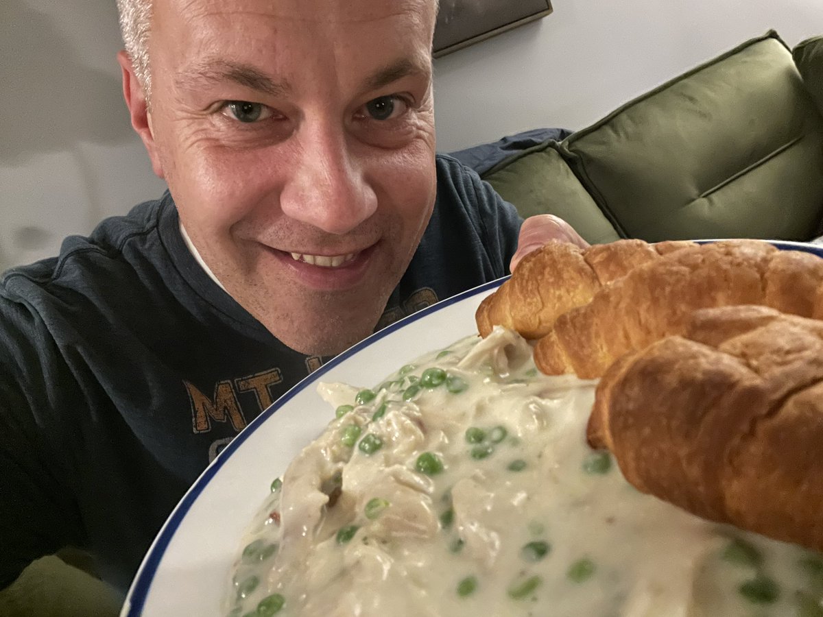 ERICSORENSEN's tweet photo. While most members of Congress wine and dine on Friday nights, Iโve got homemade creamed chicken with peas (and I sprung for good croissants). #Midwestern #FridayFeeing https://t.co/rPrc8HZqS0