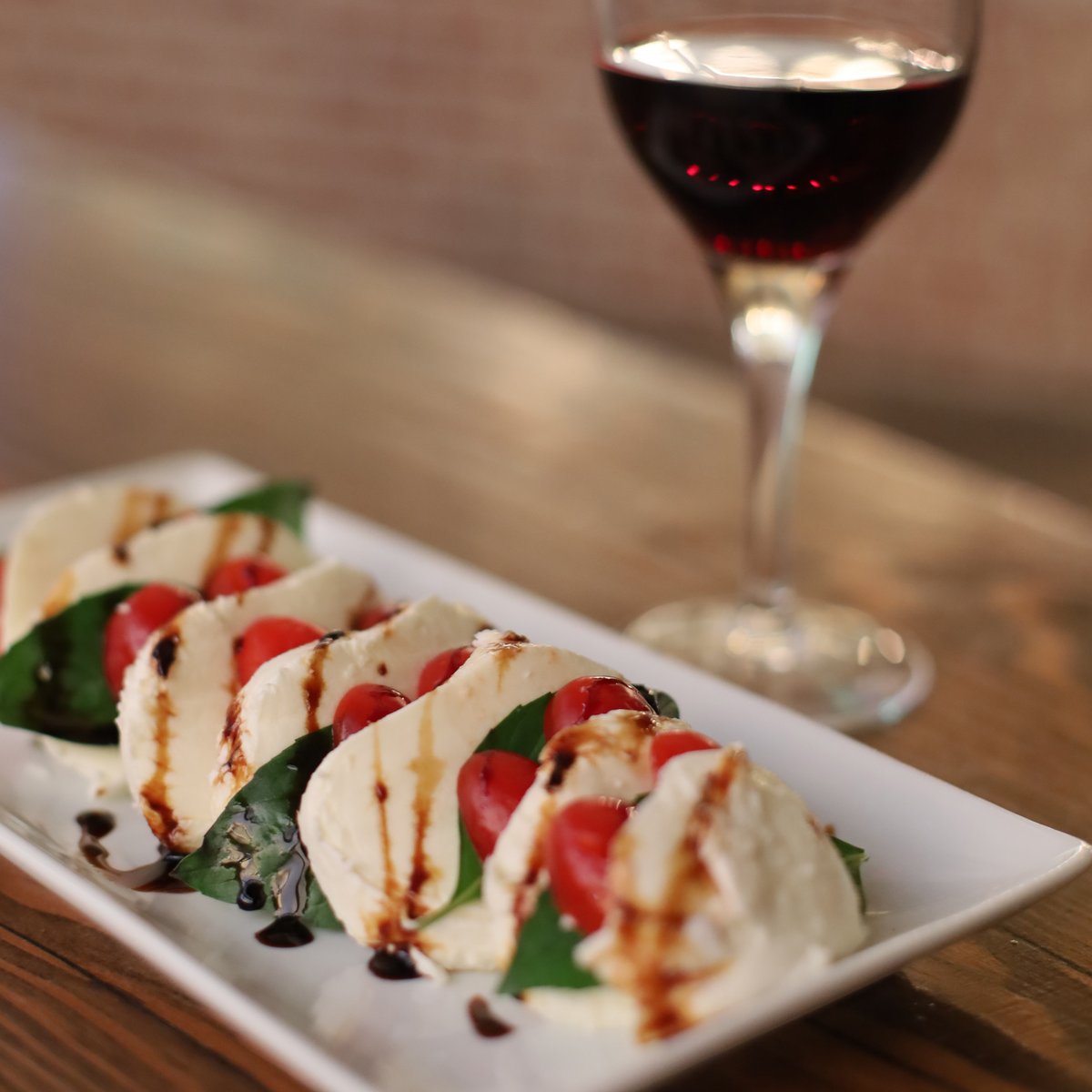 pizzagarden_'s tweet photo. Fresh, vibrant, and simply irresistible – that's our Caprese Salad! 🥗🍅 

#CapreseSalad #PizzaGarden #Salads #neapolitanpizza #vancouver #vancouverfood #vancouverfoodie #vancity #vancityeats #yvr #yvreats #bc #canada #authentic #pizzeria #dailyhivefood #604eats https://t.co/oocXRHIktx