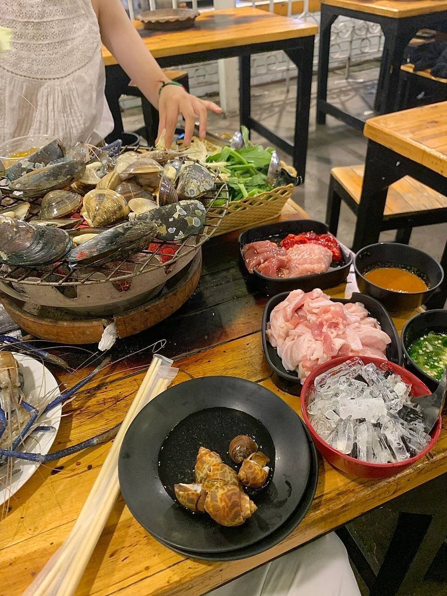 Having a seafood dinner with friends.😊

#seafood