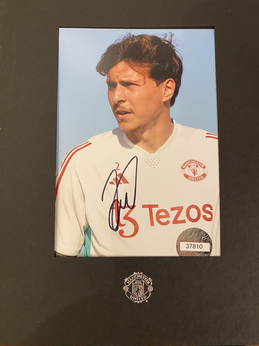 Massive thank you to <a href="/ManUtd/">Manchester United</a> for this signed pic of <a href="/vlindelof/">Victor Lindelöf</a> received today, just in time to raffle off at our fundraising race night tomorrow. Can’t explain how appreciated this is! The only club from the 20 <a href="/premierleague/">Premier League</a> clubs who could help. Absolute class 💚❤️