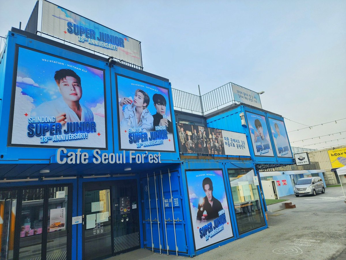 vsj_station's tweet photo. We are ready. How about you?
💫 𝗦𝗨𝗣𝗘𝗥 𝗝𝗨𝗡𝗜𝗢𝗥 𝟭𝟴𝘁𝗵 𝗔𝗡𝗡𝗜𝗩𝗘𝗥𝗦𝗔𝗥𝗬

💙 𝑈𝑛𝑐ℎ𝑎𝑛𝑔𝑒𝑎𝑏𝑙𝑒 𝐿𝑜𝑣𝑒 ♾️
📍 카페 서울숲(Cafe Seoul For’est)
🗓 04 Nov - 7 Nov 2023
⏰️ 8:00 - 21:00
#슈퍼주니어 #SUPERJUNIOR #18thAnniversary #1ts8lue
#SUPERBLUE_Challenge https://t.co/dwU2vHp12j
