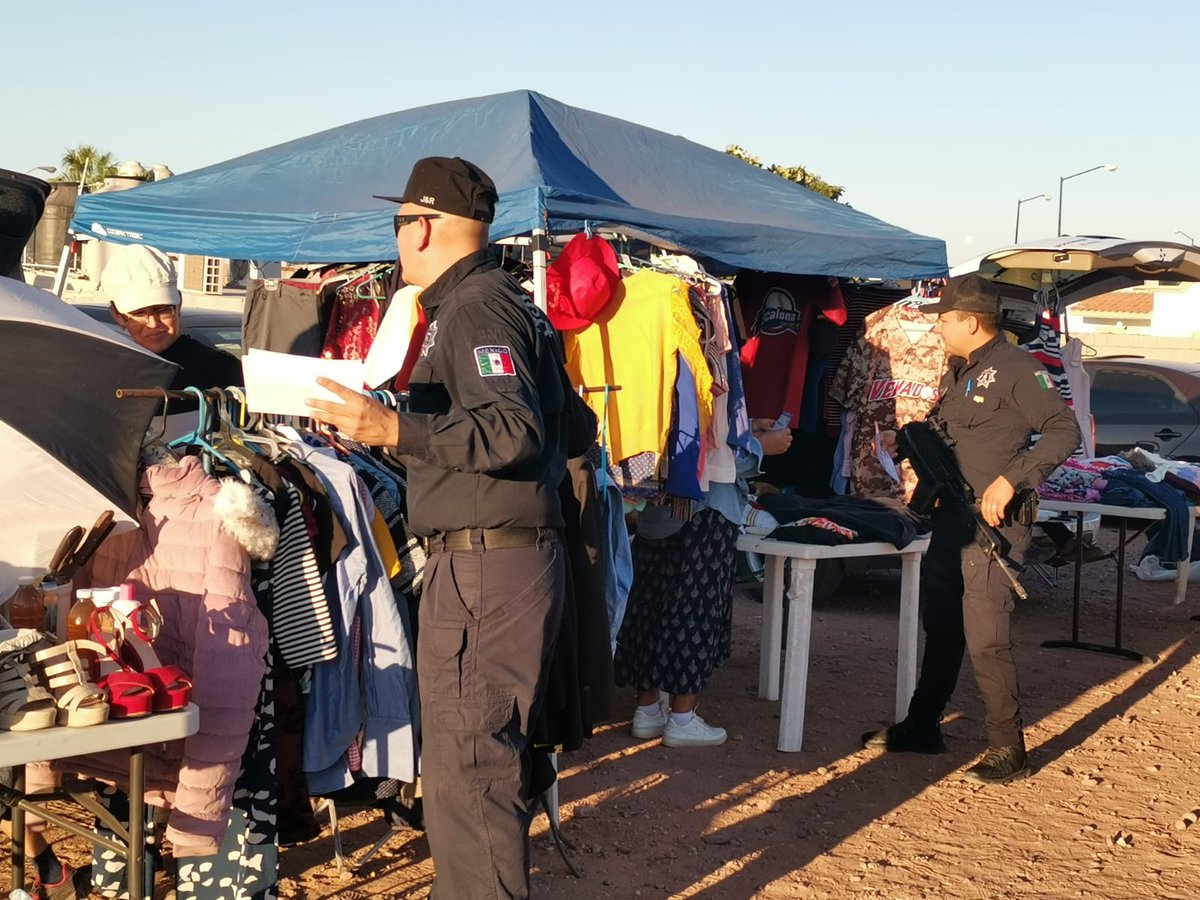palafox_pacheco's tweet photo. #GuaymasNorte nos comprometimos con las y los ciudadanos del tianguis en recorridos y difusión de los números 9-1-1 y 0-8-9 de emergencias, en la línea de acción de Proximidad Policial. #JornadaPermanentePorLaPaz
@MaDoloresRio @AlfonsoDurazo @ritaburgos10 @SonoraSeguridad https://t.co/PPGulEXaos