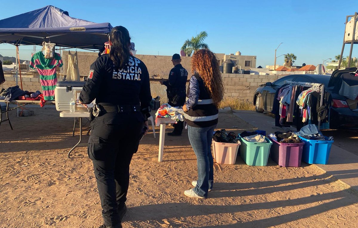 palafox_pacheco's tweet photo. #GuaymasNorte nos comprometimos con las y los ciudadanos del tianguis en recorridos y difusión de los números 9-1-1 y 0-8-9 de emergencias, en la línea de acción de Proximidad Policial. #JornadaPermanentePorLaPaz
@MaDoloresRio @AlfonsoDurazo @ritaburgos10 @SonoraSeguridad https://t.co/PPGulEXaos