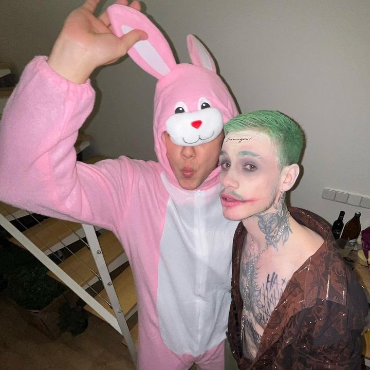 alaibeer_'s tweet photo. chanandler bong y su amigo el joker https://t.co/BFA4x6mbyl