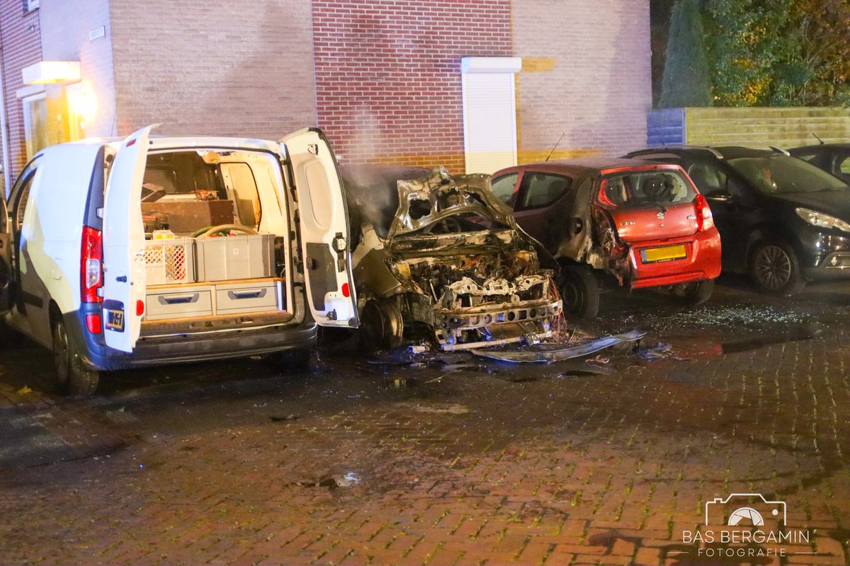 pers0251's tweet photo. Omstreeks 01:50 zijn een aan de #Boogschutter in #Amstelveen drie geparkeerde auto uitgebrand.

Bij aankomst van de #brandweer sloegen de #vlammen uit de voertuigen. De brandweer heeft het #vuur geblust, maar kon niet voorkomen dat de auto's verloren ging. https://t.co/FCn5d9qaQ5