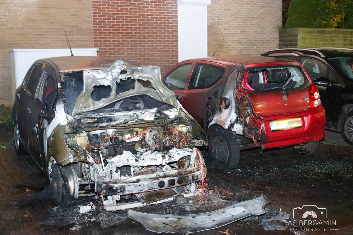 pers0251's tweet photo. Omstreeks 01:50 zijn een aan de #Boogschutter in #Amstelveen drie geparkeerde auto uitgebrand.

Bij aankomst van de #brandweer sloegen de #vlammen uit de voertuigen. De brandweer heeft het #vuur geblust, maar kon niet voorkomen dat de auto's verloren ging. https://t.co/FCn5d9qaQ5